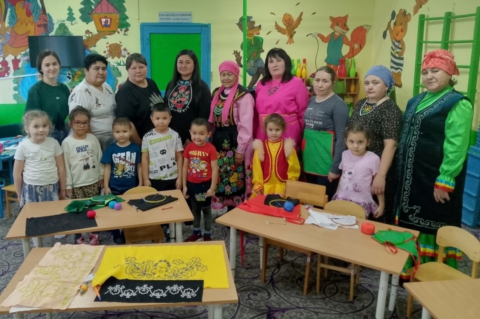 "Белгән - өйрәтә, белмәгән - өйрәнә", - ти халыҡ мәҡәле.