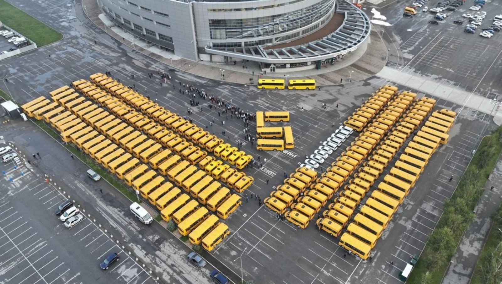 Радий Хәбиров 206 мәктәп автобустары һәм еңел автомобиль асҡыстарын тапшырҙы