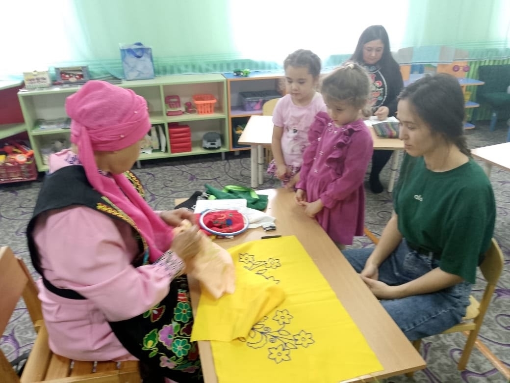 "Белгән - өйрәтә, белмәгән - өйрәнә", - ти халыҡ мәҡәле.