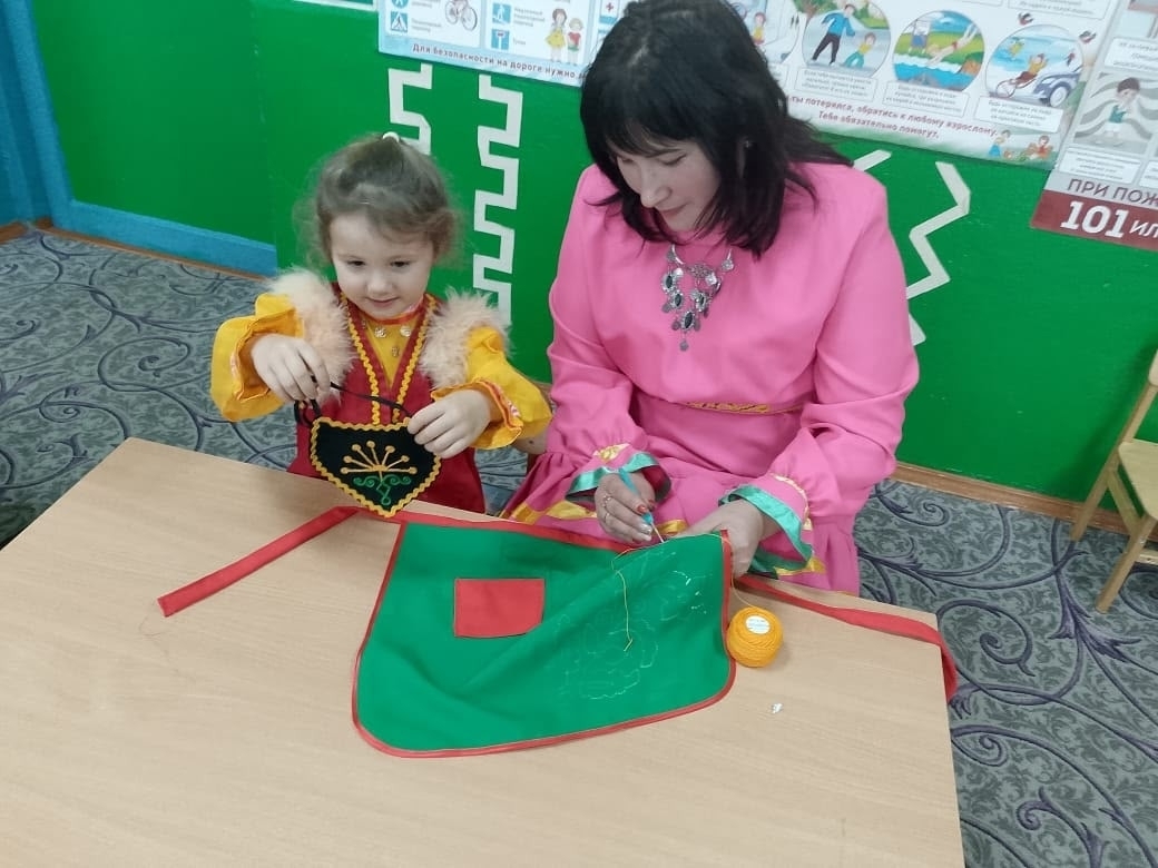 "Белгән - өйрәтә, белмәгән - өйрәнә", - ти халыҡ мәҡәле.