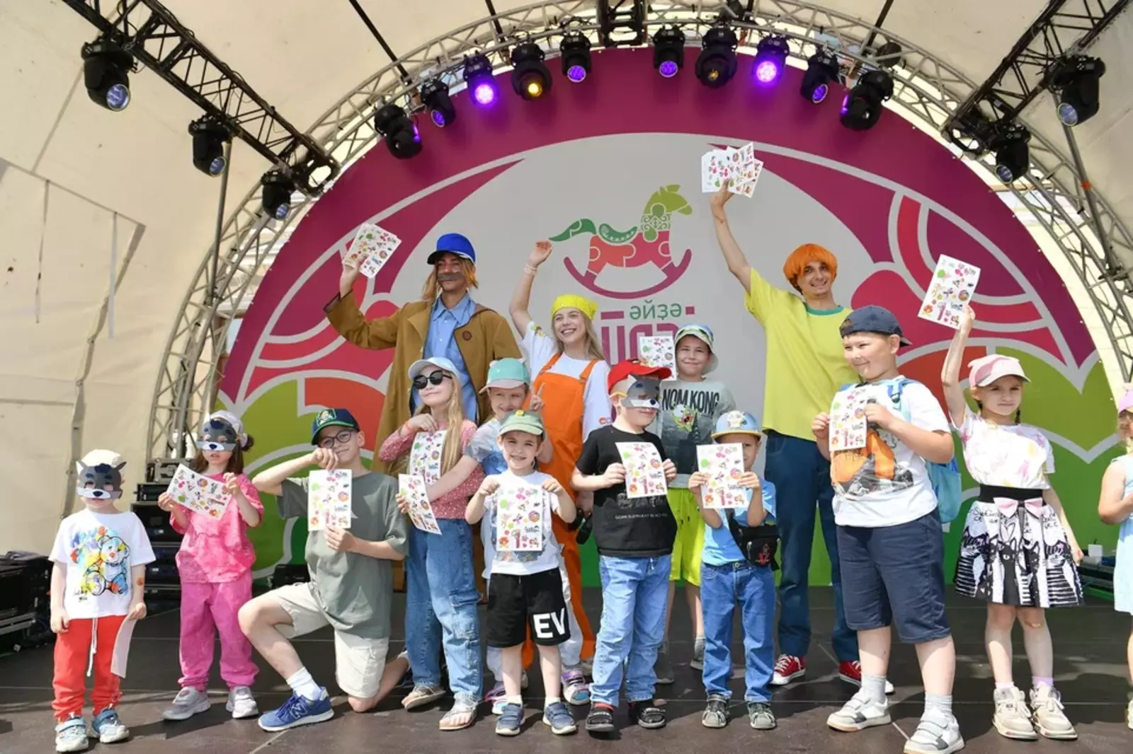 Ата-әсәләр һәм балалар яратҡан геройҙар менән осрашыу