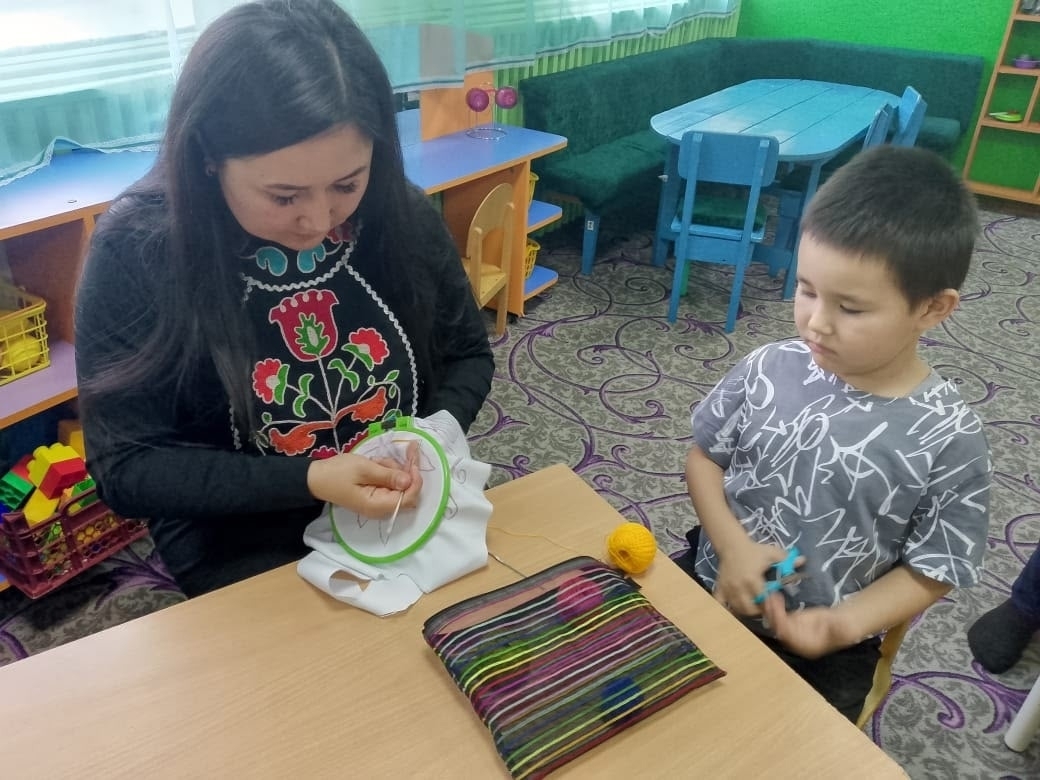 "Белгән - өйрәтә, белмәгән - өйрәнә", - ти халыҡ мәҡәле.