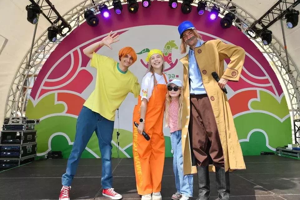 Ата-әсәләр һәм балалар яратҡан геройҙар менән осрашыу